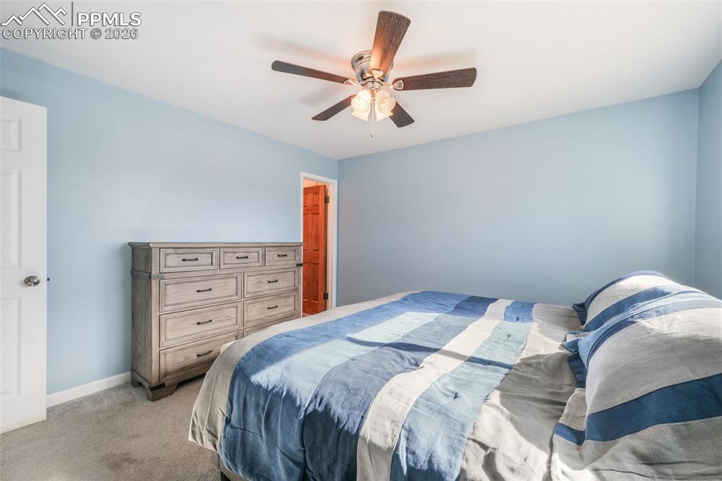 Image 34 of 50: Bedroom