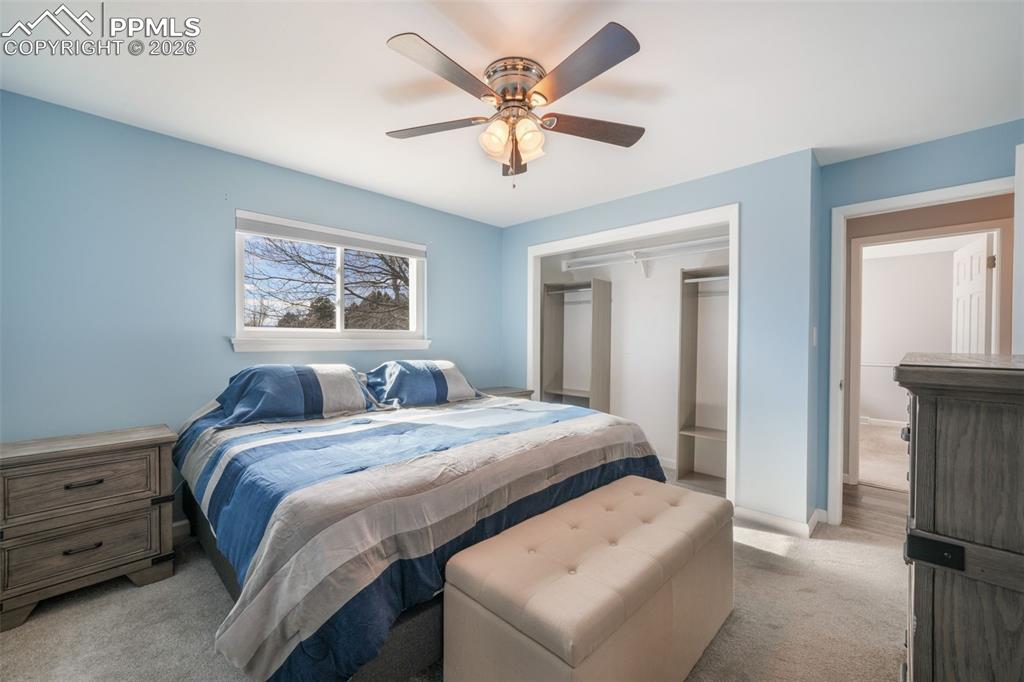 Image 35 of 50: Bedroom