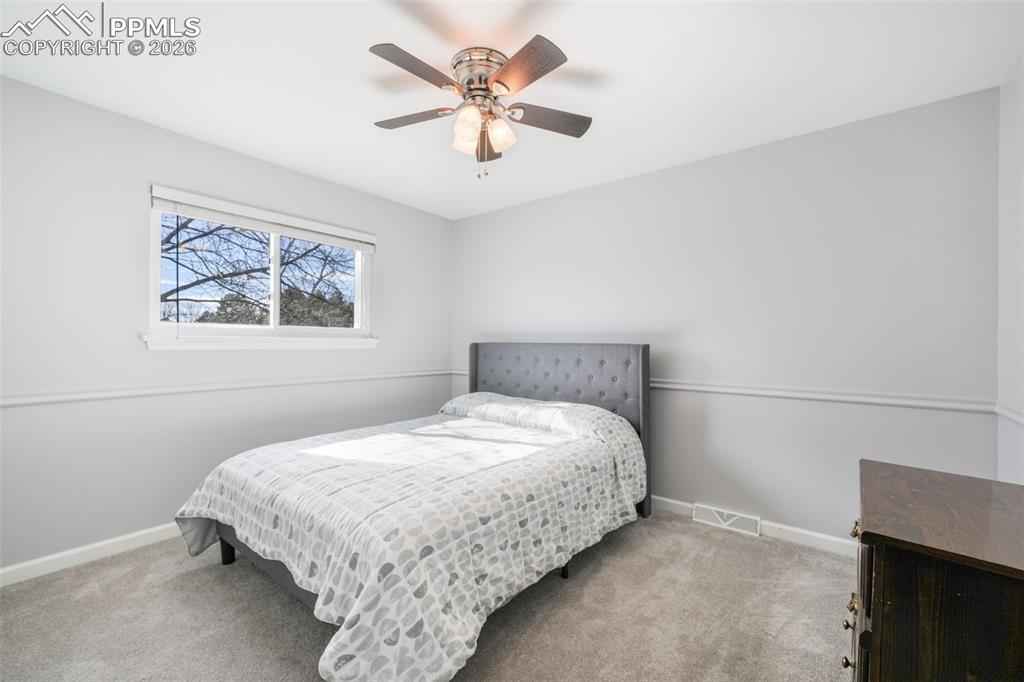 Image 39 of 50: Bedroom