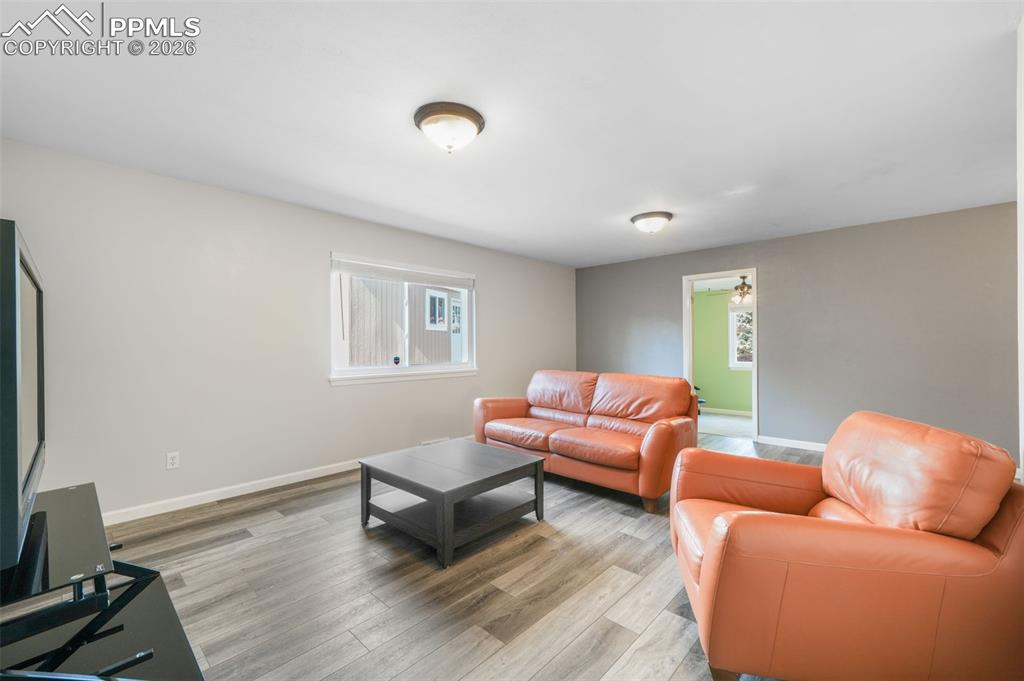 Image 5 of 50: Living Room