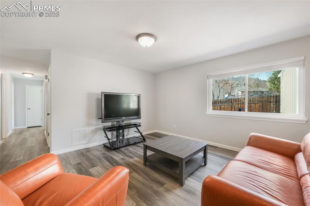 Image 6 of 50: Living Room