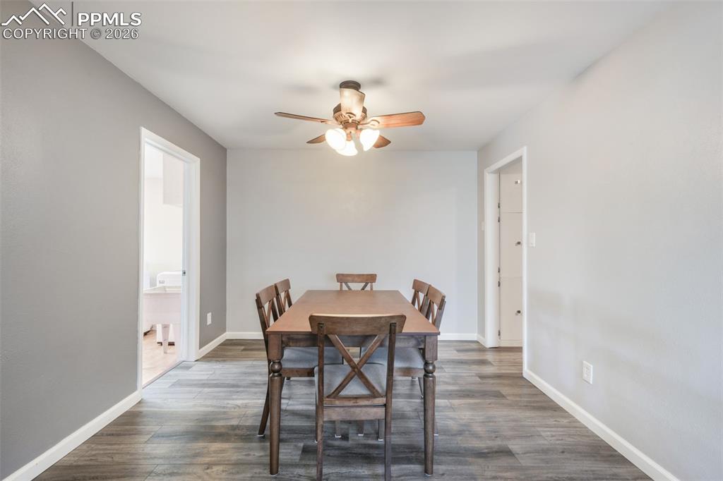 Image 7 of 50: Dining Area