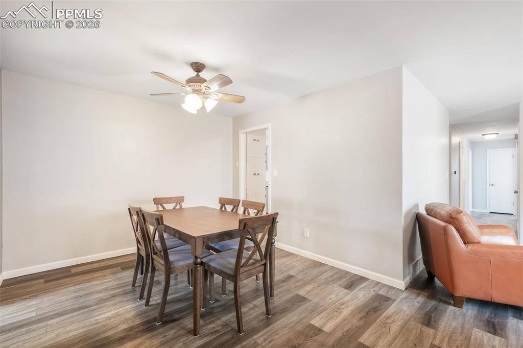 Image 8 of 50: Dining Area