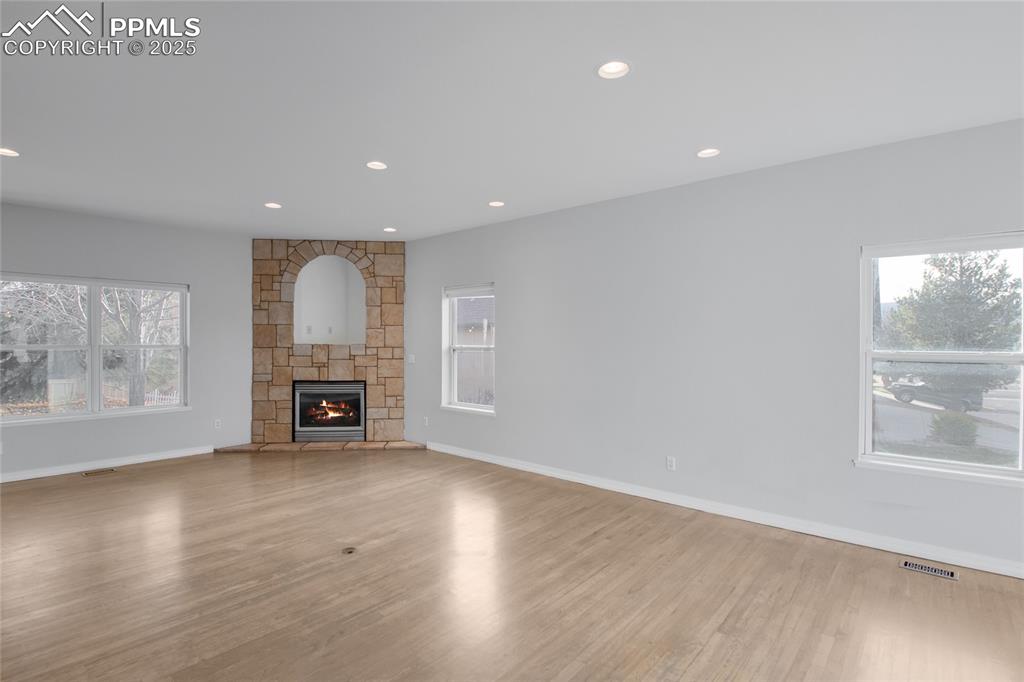 Image 15 of 45: Living Room