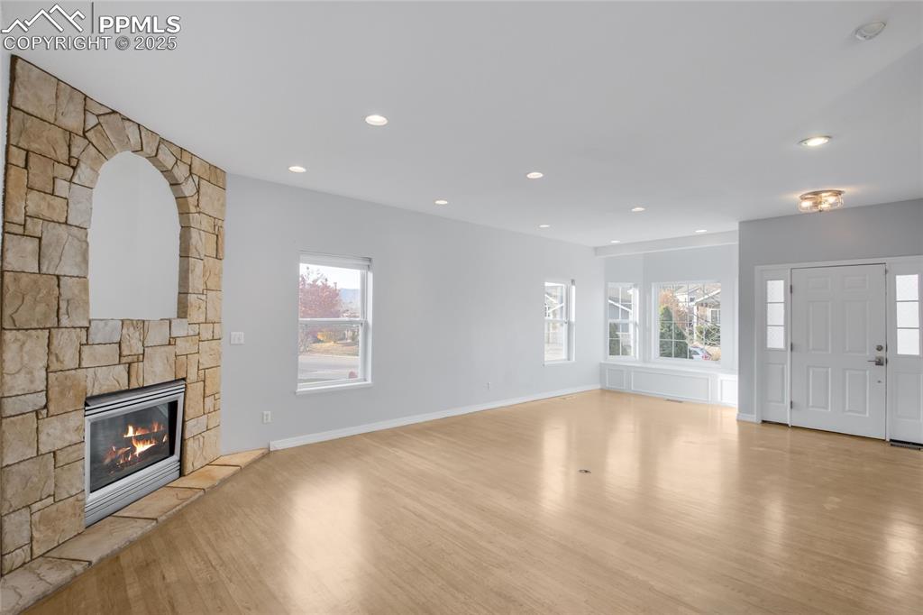 Image 17 of 45: Living Room