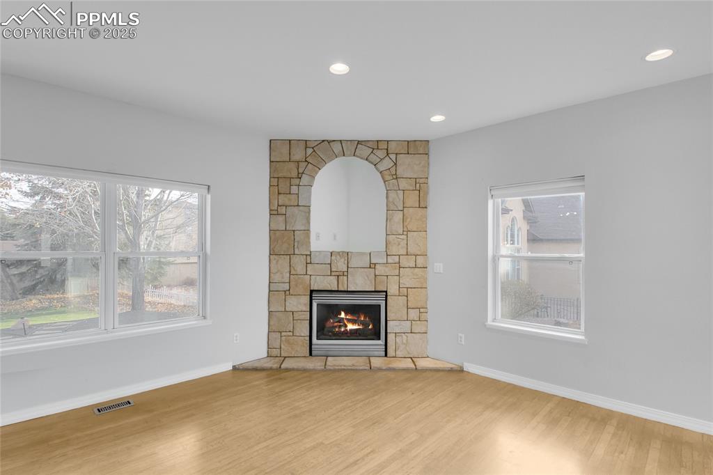 Image 18 of 45: Living Room