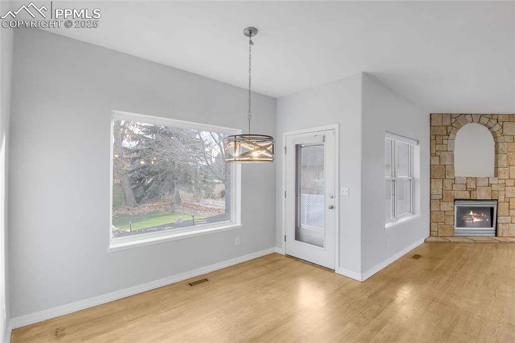 Image 19 of 45: Dining Area