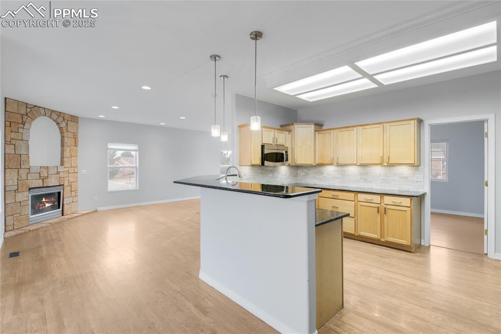 Image 21 of 45: Kitchen