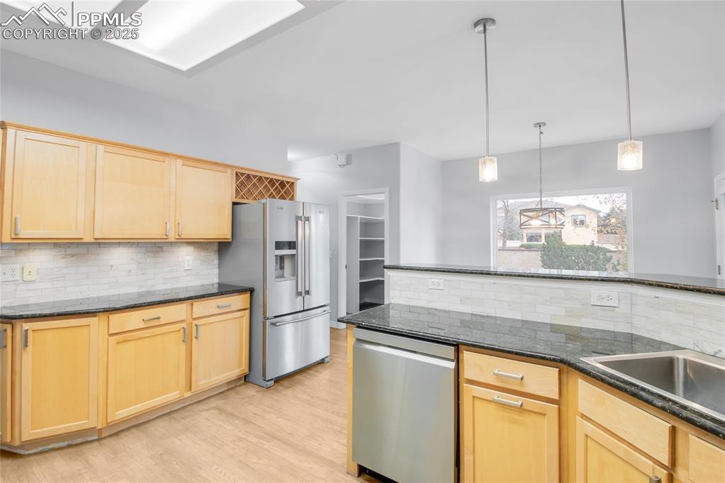 Image 22 of 45: Kitchen