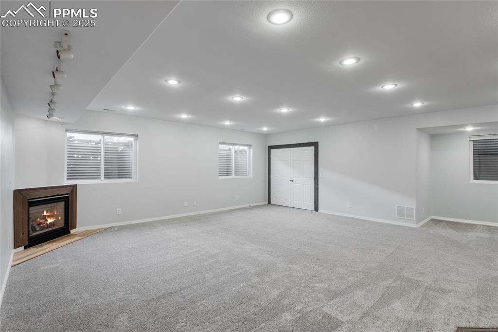 Image 31 of 45: Living Room