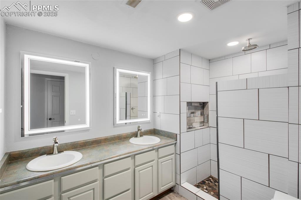 Image 40 of 45: Bathroom