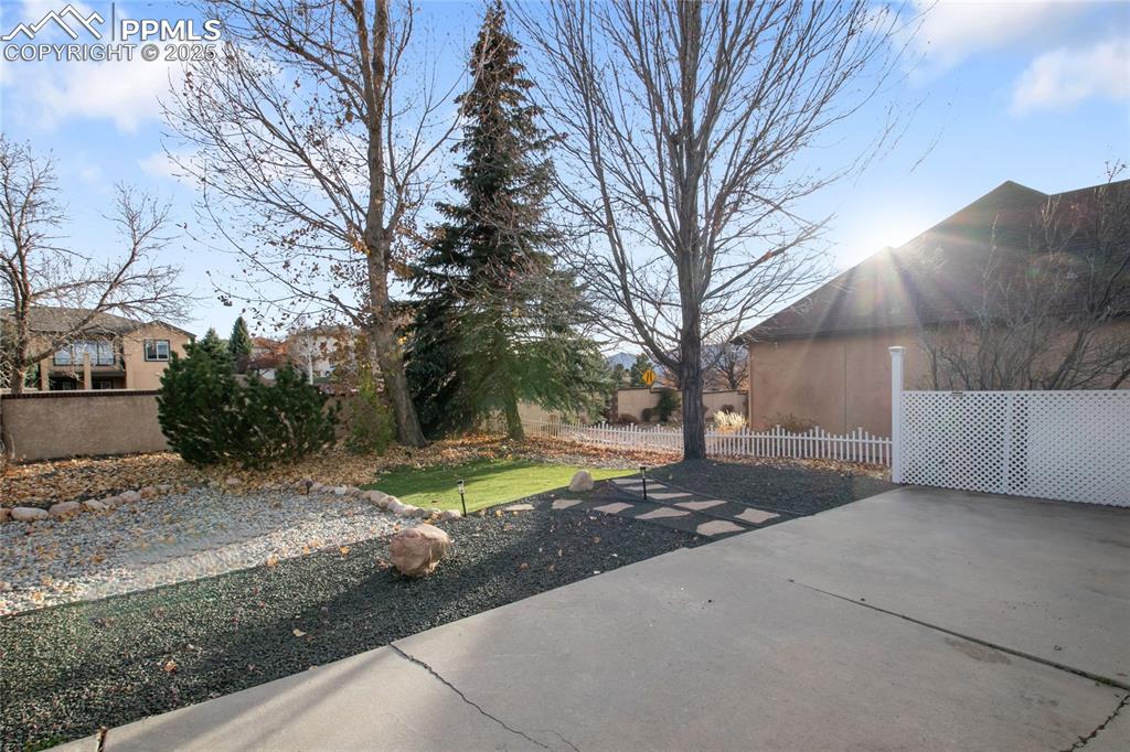 Image 42 of 45: Yard