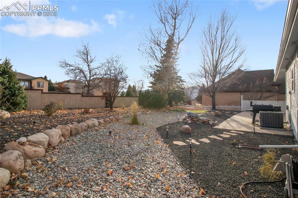 Image 43 of 45: Yard