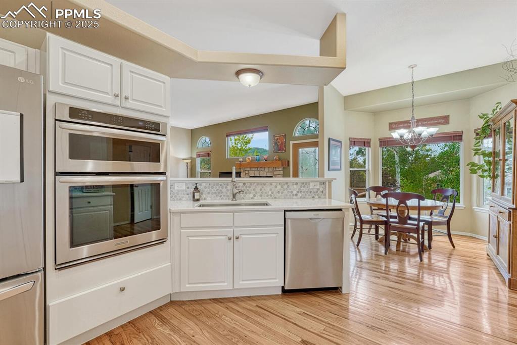 Image 18 of 50: Kitchen