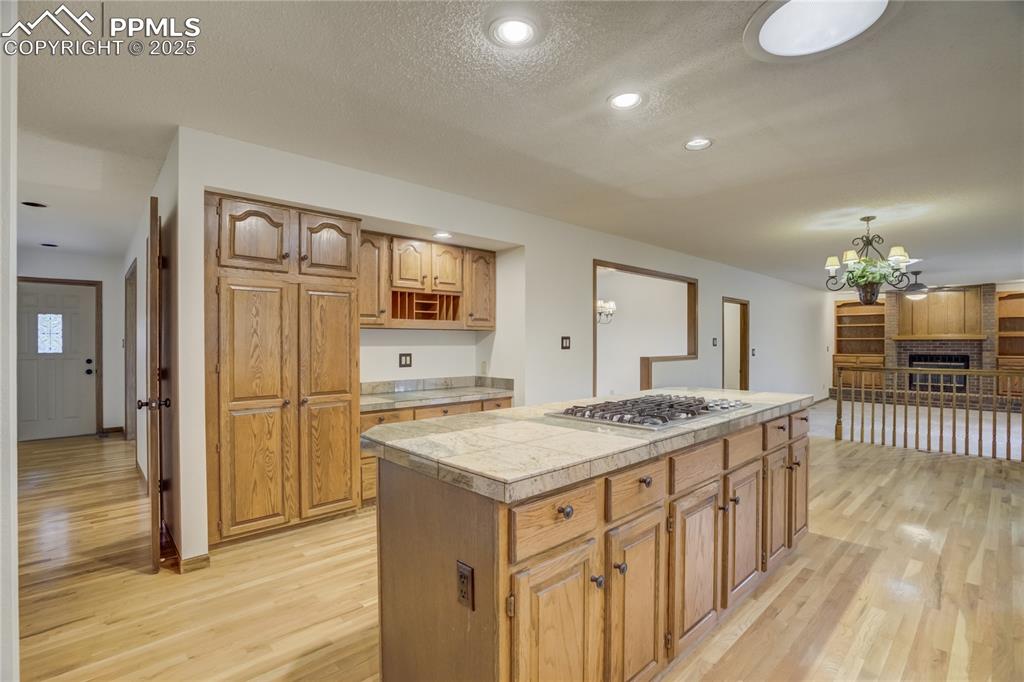 Image 10 of 50: Kitchen