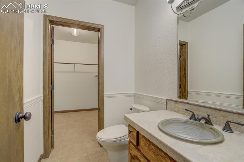 Image 16 of 50: Bathroom