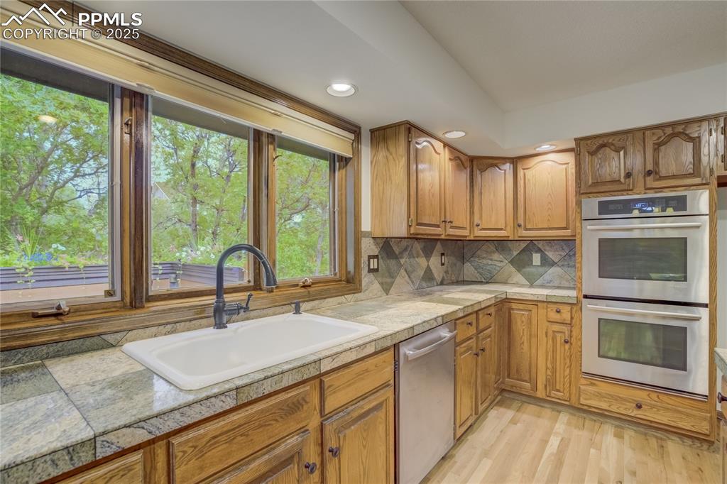 Image 8 of 50: Kitchen