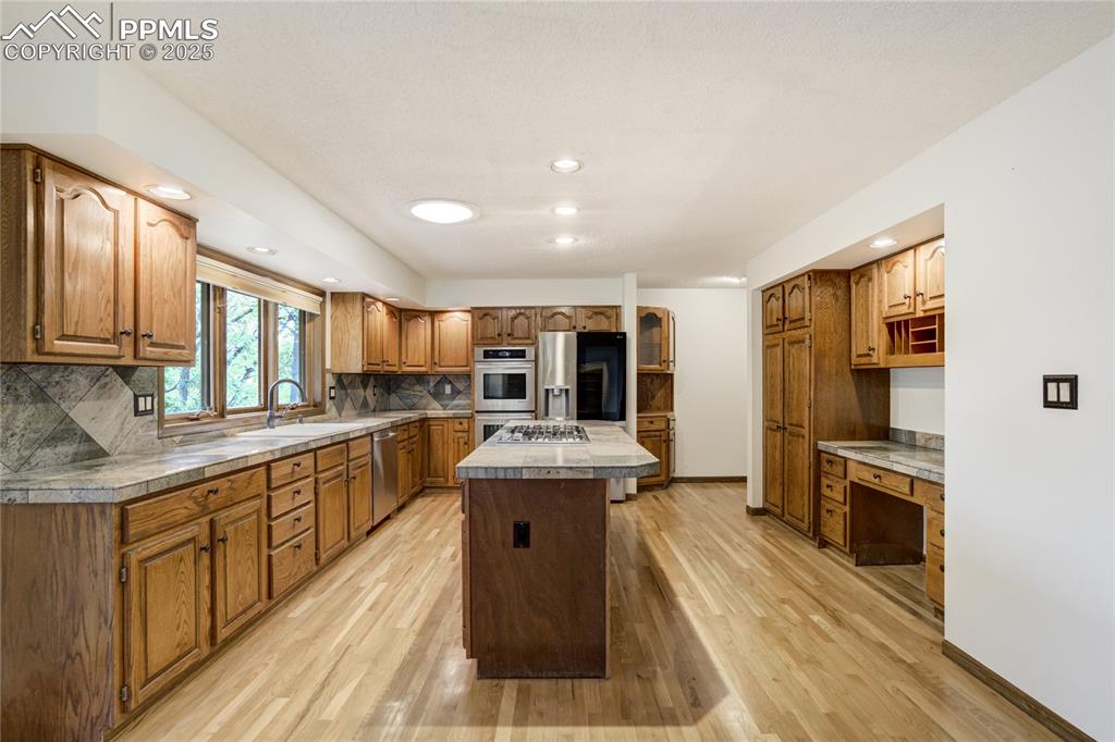Image 9 of 50: Kitchen