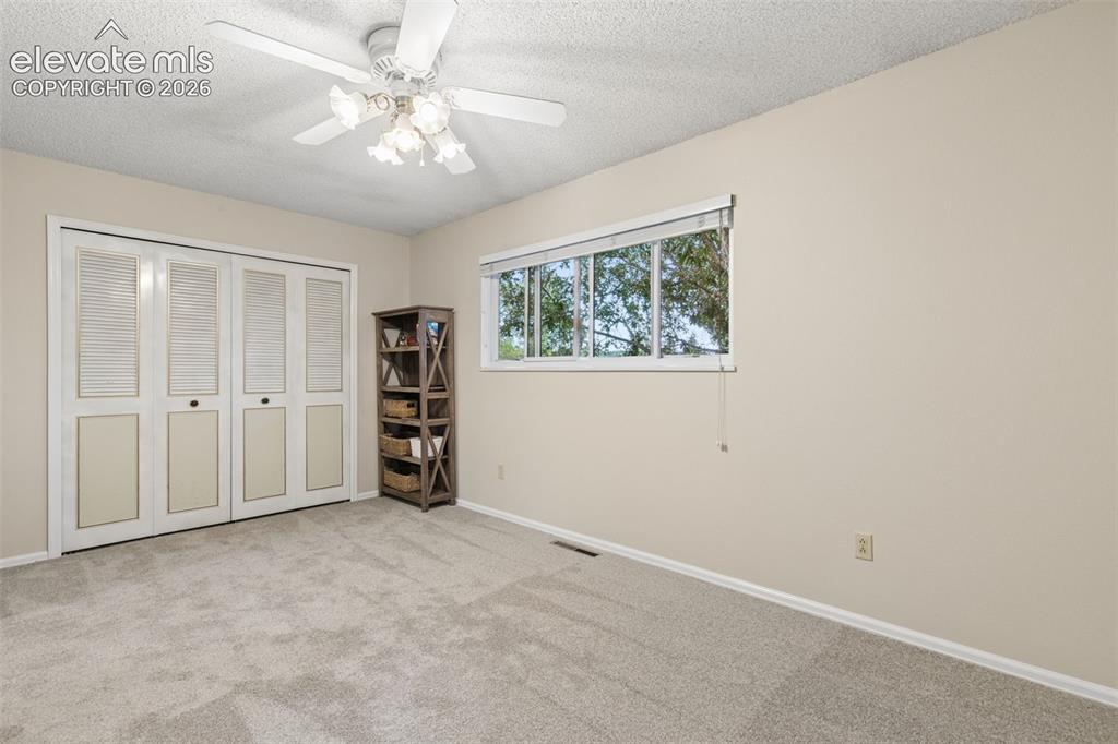 Image 33 of 48: Large bedroom 