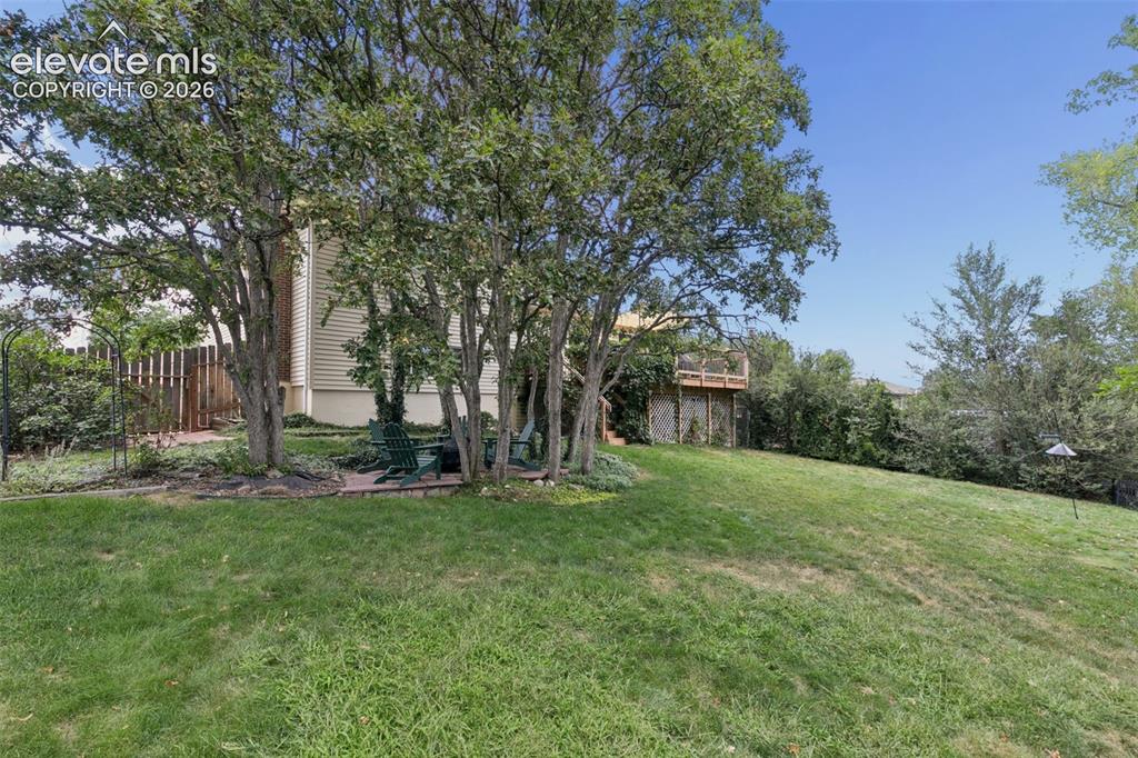 Image 5 of 48: Huge private backyard