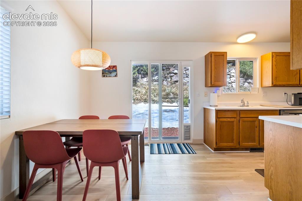 Image 11 of 50: Dining Area