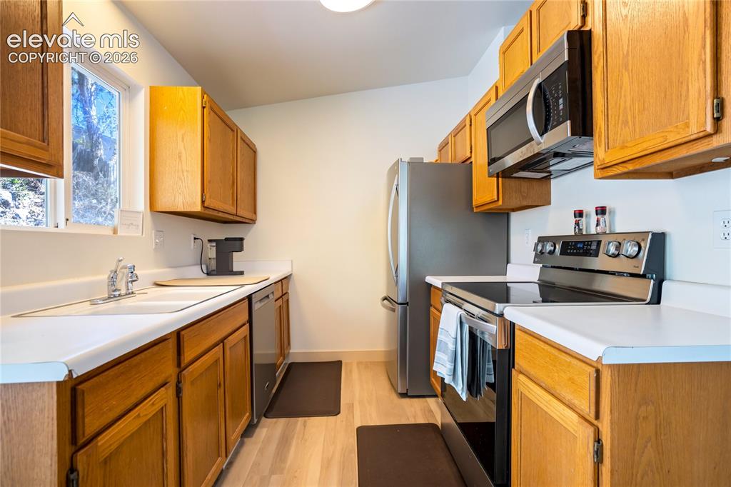 Image 14 of 50: Kitchen