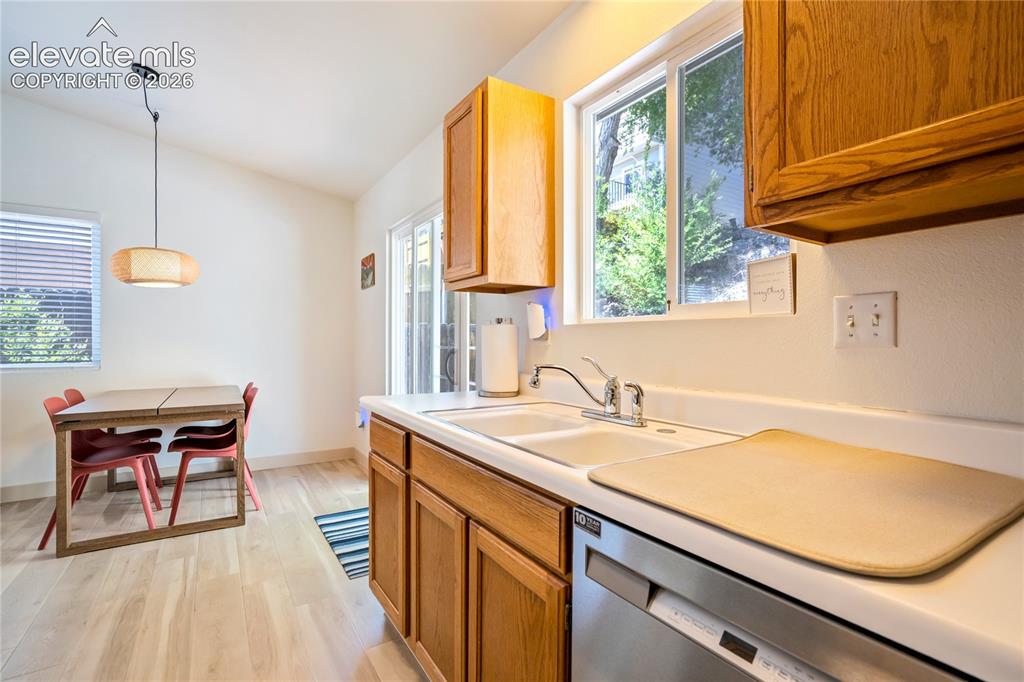 Image 16 of 50: Kitchen