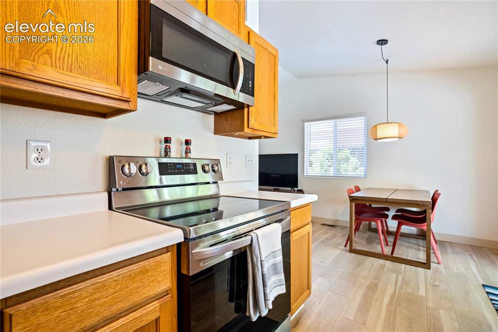 Image 17 of 50: Kitchen