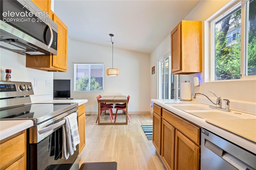 Image 18 of 50: Kitchen