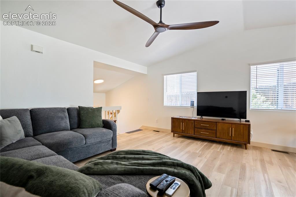 Image 8 of 50: Living Room