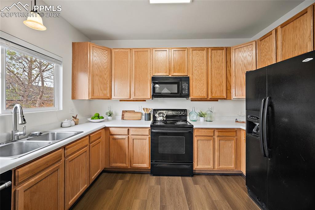 Image 10 of 41: Kitchen