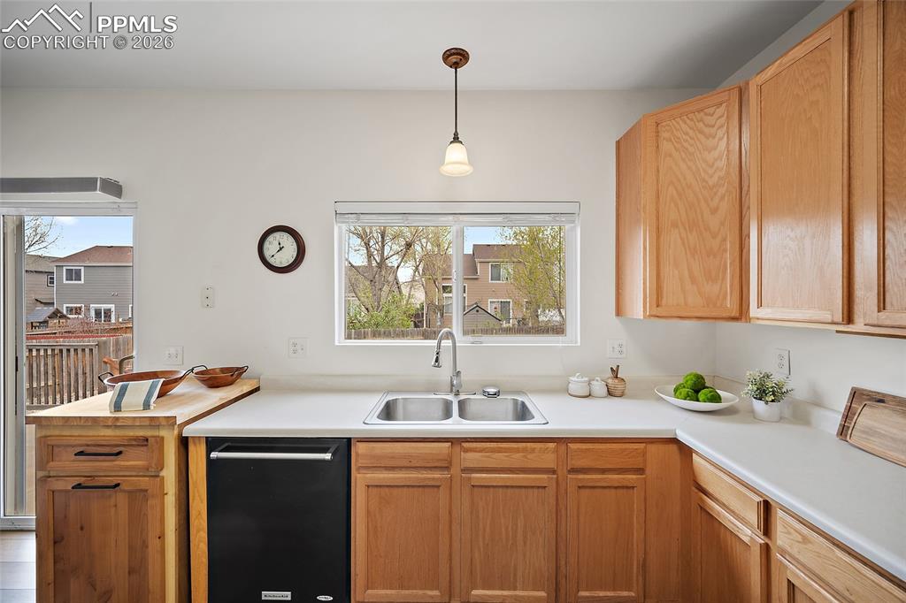 Image 11 of 41: Kitchen