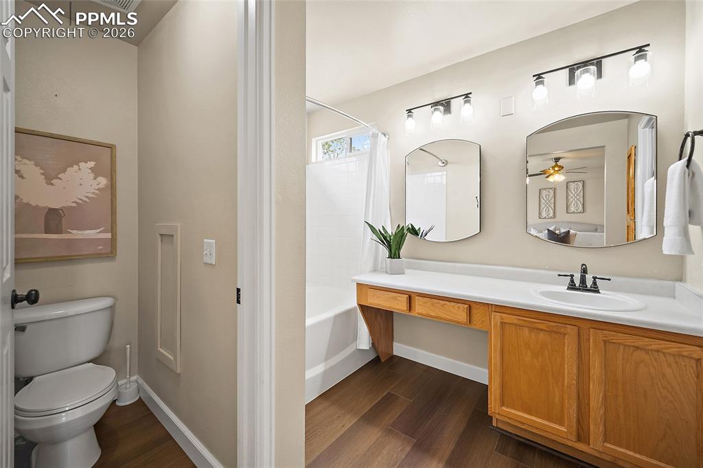 Image 21 of 41: Bathroom