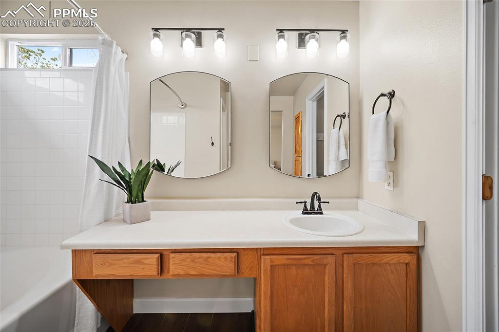 Image 23 of 41: Bathroom