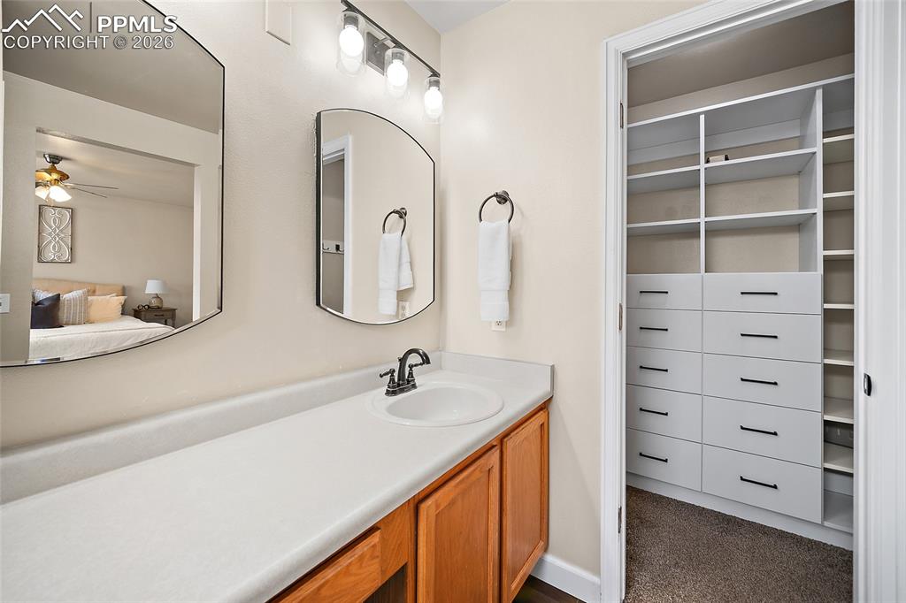 Image 25 of 41: Bathroom