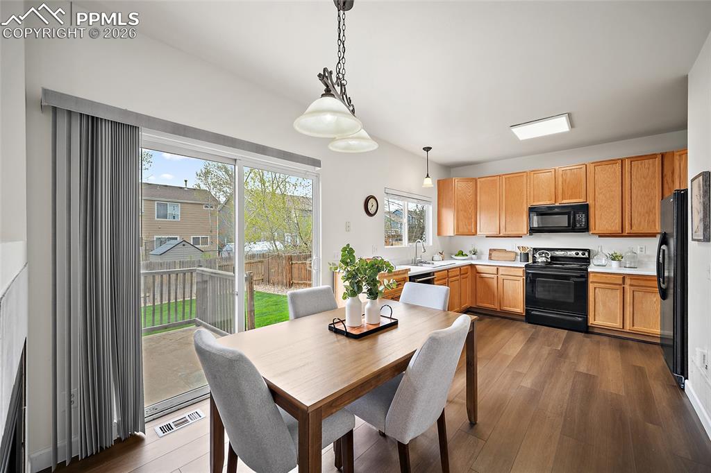 Image 7 of 41: Dining Area