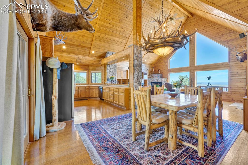 Image 15 of 49: Dining Area