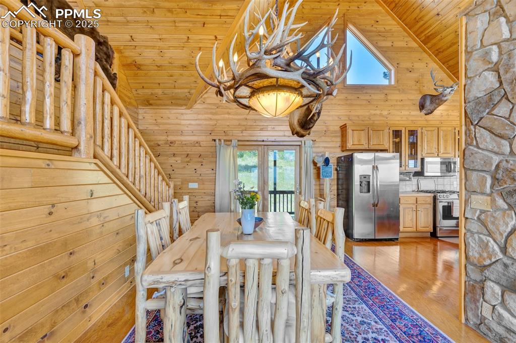 Image 16 of 49: Dining Area