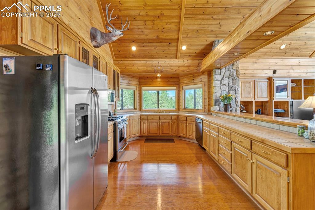 Image 18 of 49: Kitchen