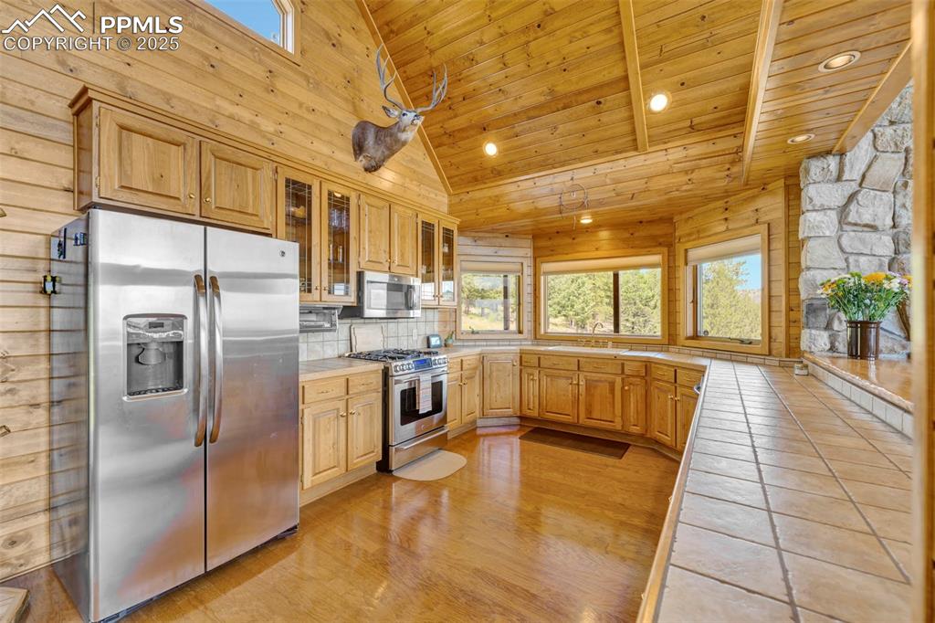 Image 19 of 49: Kitchen