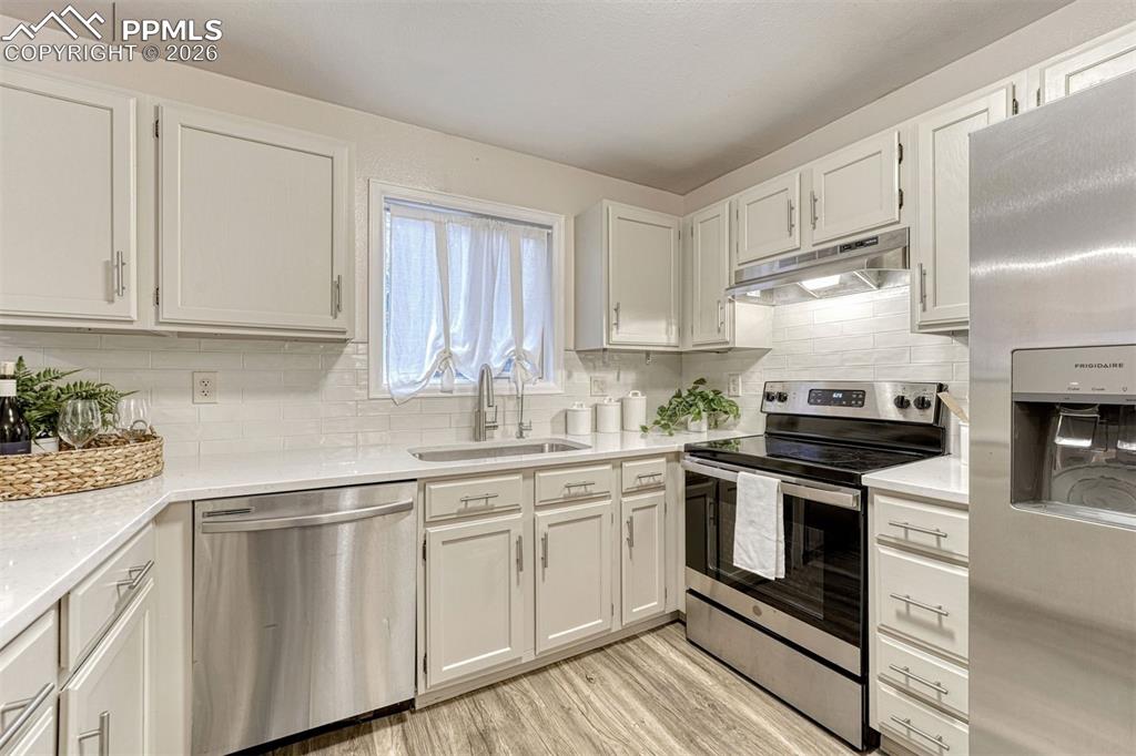 Image 19 of 30: Kitchen