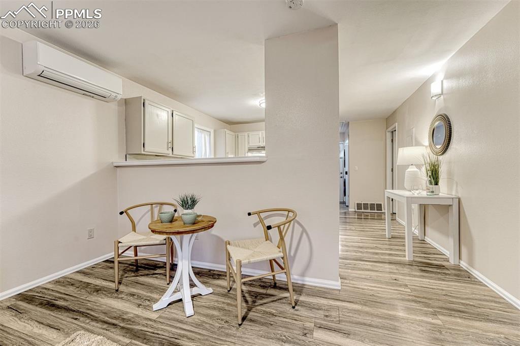 Image 20 of 30: Dining Area