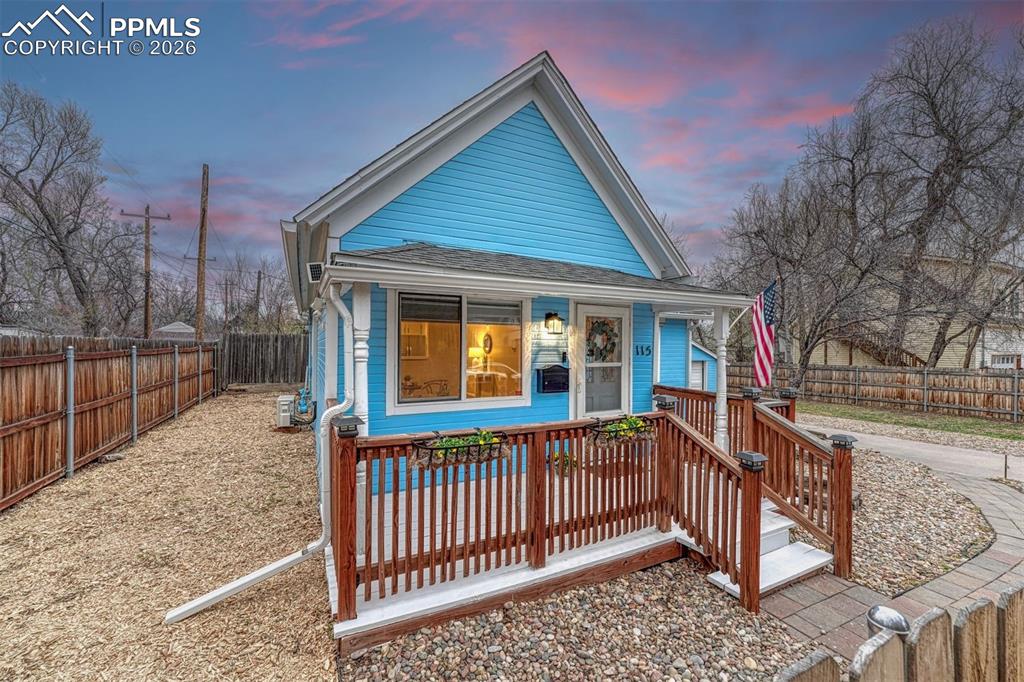 Image 23 of 30: Prime location close to dining, shopping, and entertainment