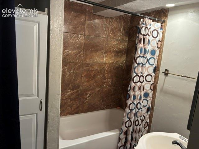 Image 14 of 16: Bathroom