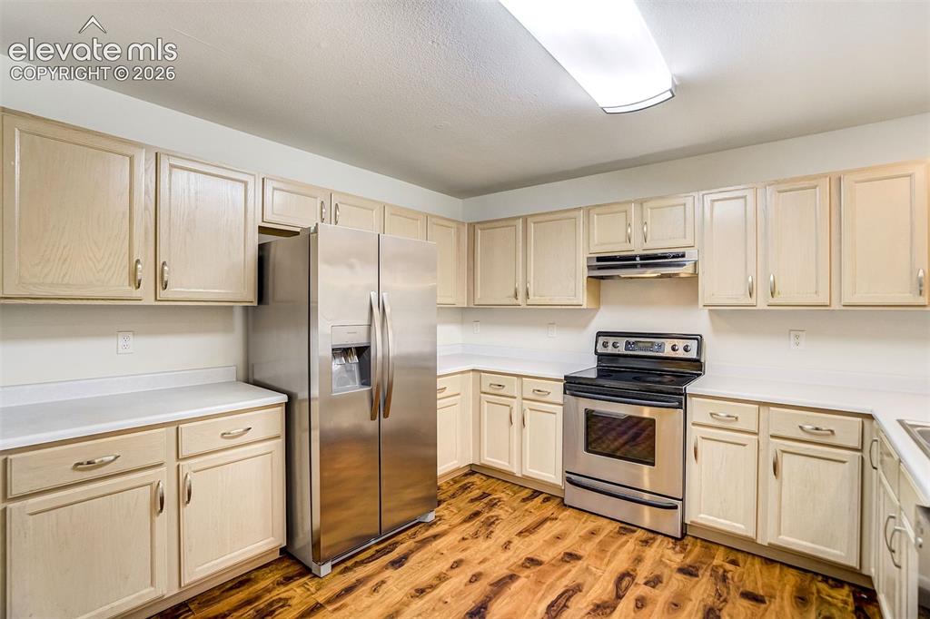 Image 14 of 50: Kitchen