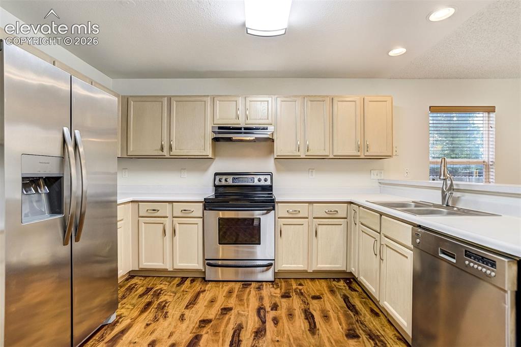 Image 15 of 50: Kitchen
