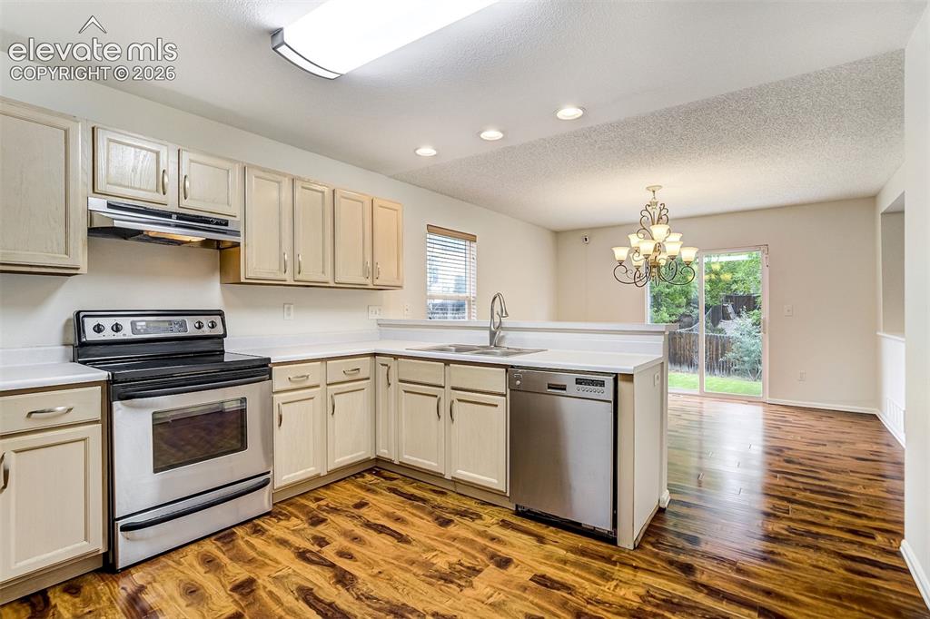 Image 16 of 50: Kitchen