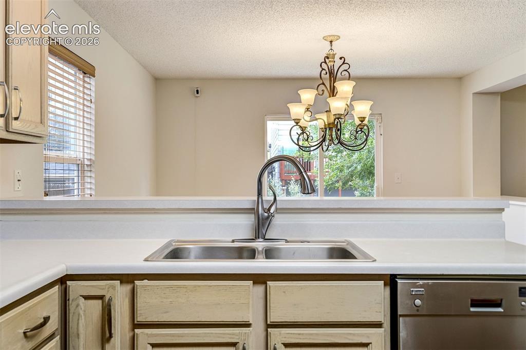 Image 17 of 50: Kitchen