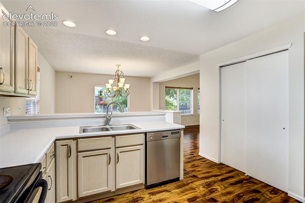 Image 18 of 50: Kitchen