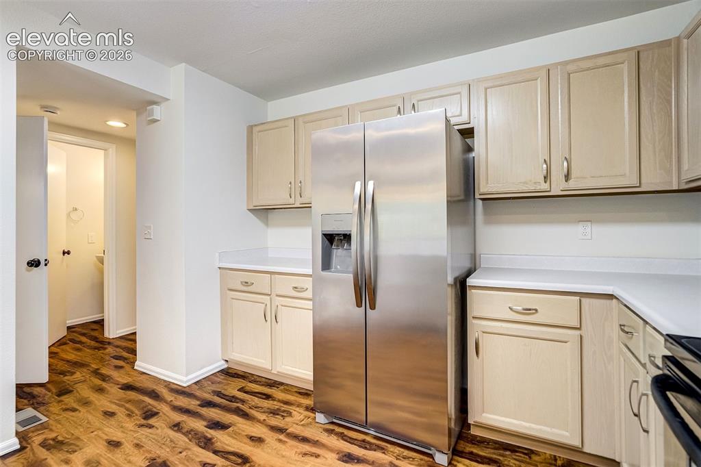 Image 19 of 50: Kitchen